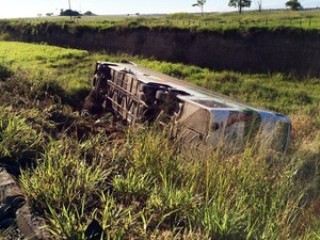 Ônibus bate em carreta parada na BR-101 e deixa 11 feridos