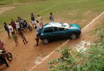 Carro desce ribanceira e capota dentro do estádio municipal em Mundo Novo