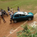 Carro desce ribanceira e capota dentro do estádio municipal em Mundo Novo