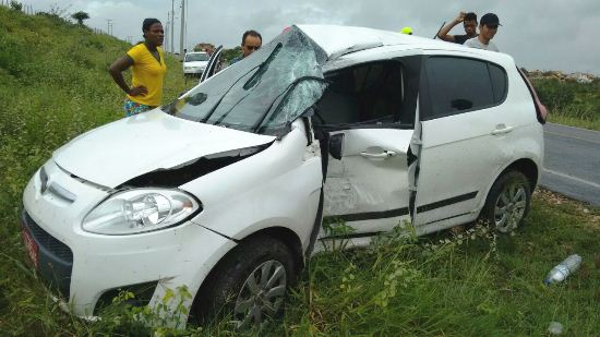 Taxista de Coité sofre acidente em Retirolândia ao colidir em poste