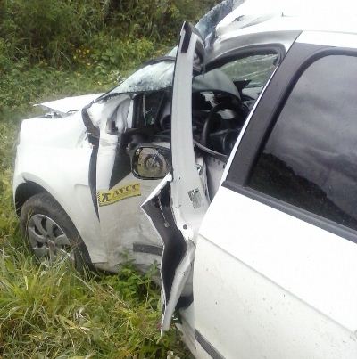 Taxista de Coité sofre acidente em Retirolândia ao colidir em poste