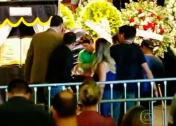 Corpos de Cristiano Araújo e da namorada são velados em Goiânia