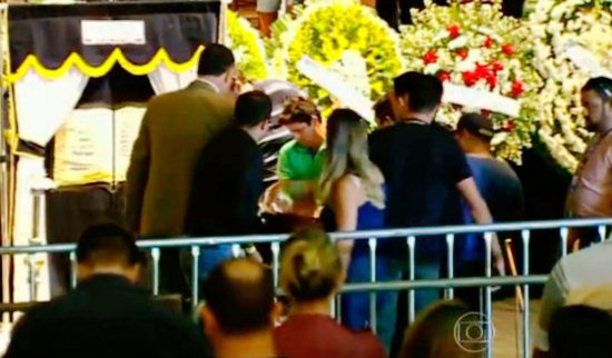 Corpos de Cristiano Araújo e da namorada são velados em Goiânia