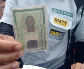 Motociclista morre após tentar desviar de pedestre