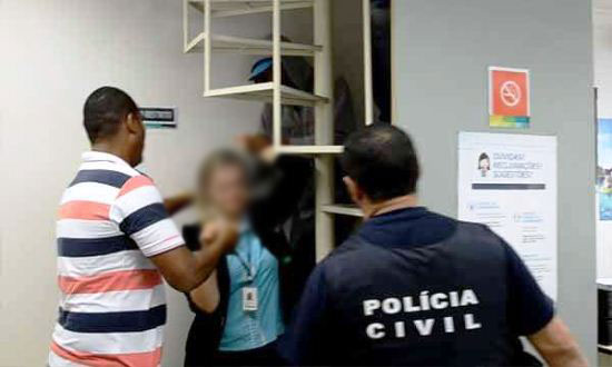 Gerente foi amarrada numa escada de ferro.