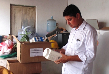 Vereador confere os produtos no depósito.