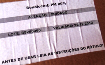 Numa das caixas a informação do produto vencido a cerca de dois anos e meio.