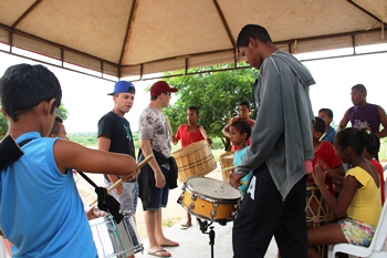 Crianças e adolescentes aprenderam a percussão.