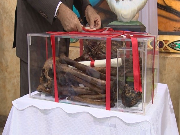 Em exumação, coração de padre é encontrado intacto 7 anos após morte