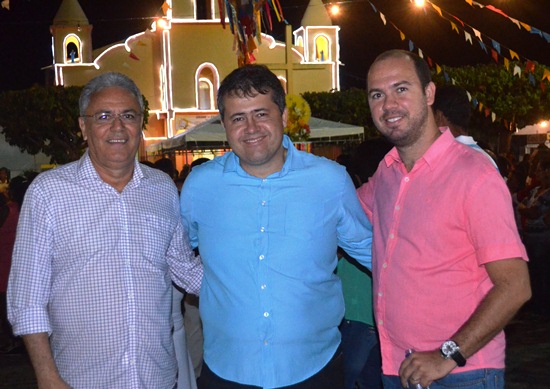 Alex na cidade de Retirolândia acompanhou a procissão ao lado do advogado Tiago Mascarenhas e o ex-prefeito José Albérico (Bequinho)