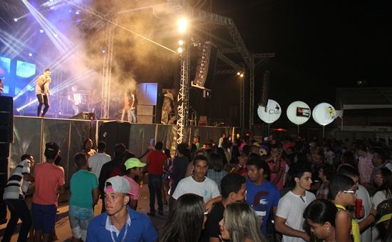 São João do Jorro foram dois palcos para a Praça não ficar um minuto sem forró.