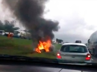 Carro pega fogo após capotar e uma pessoa morre carbonizada na BR-324