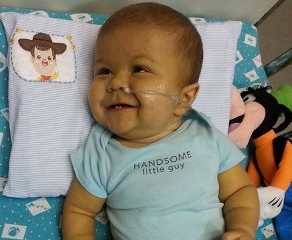 Família baiana sonha em arrecadar US$ 1 milhão para salvar bebê com doença rara