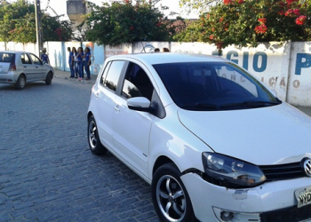 Motorista bate em carro parado e é levado para o hospital desmaiado
