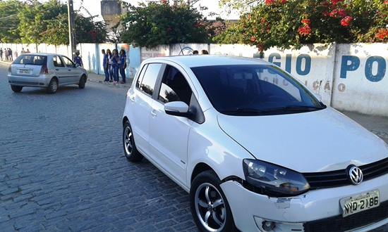Motorista bate em carro parado e é levado para o hospital desmaiado