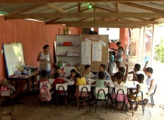 Escola em condições precárias obriga alunos assistirem aulas em bar