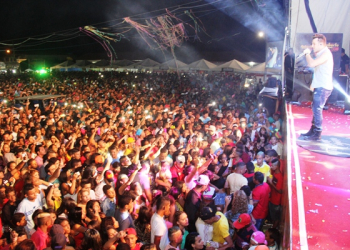 Tayrone Cigano “segura” multidão durante madrugada no último dia da Festa de Senhora Santana em Cansanção