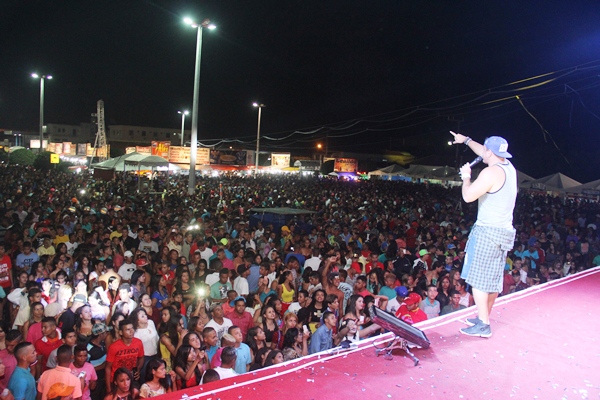 Vocalista Falcão comandou o envolvente pagode do Guig Guetto