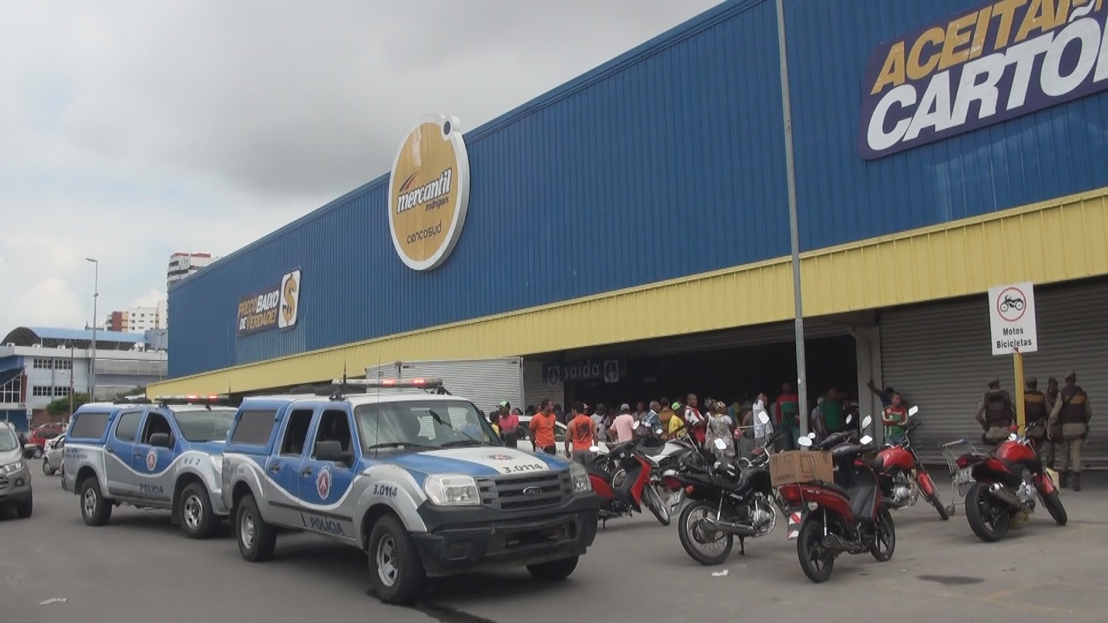 Feira  de Santana – Suspeito de tentar assaltar carro forte em supermercado morre em confronto com seguranças