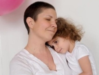 Com câncer terminal, mãe faz série de bilhetes para a filha abrir durante a vida