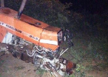 Dois automóveis colidem com trator em Biritinga e deixa nove pessoas feridas