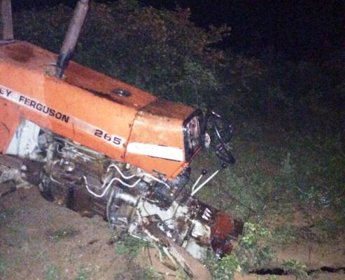 Dois automóveis colidem com trator em Biritinga e deixa nove pessoas feridas