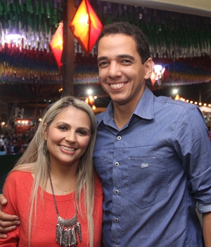 Prefeito curtiu toda festa ao lado da esposa.