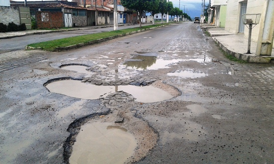 Avenida Luiz Eduardo em Coité cada vez mais intransitável