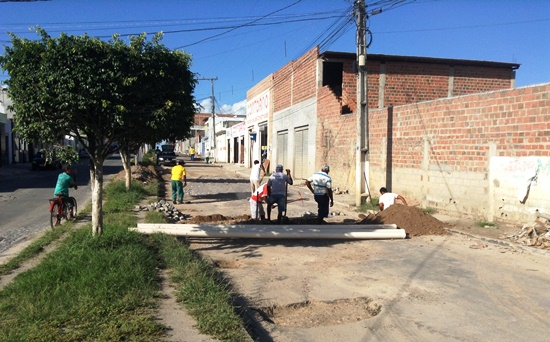 Prefeitura garante que vem trabalhando na melhoria da Avenida Luiz Eduardo, mas as chuvas tem atrasado os serviços