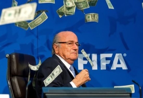 Homem invade reunião da FIFA e joga notas de dólar em Blatter para protestar contra corrupção