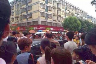 Criança estava presa no carro.