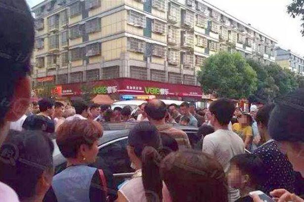 Mãe tenta impedir que bombeiros resgatem seu filho de 3 anos para não danificar seu carro de luxo