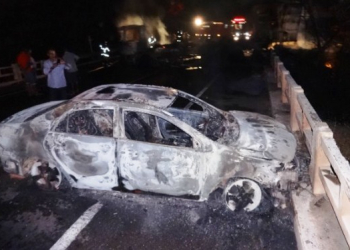 Bandidos tentam assaltar carro forte na BR 242 e na fuga incendeiam veículos