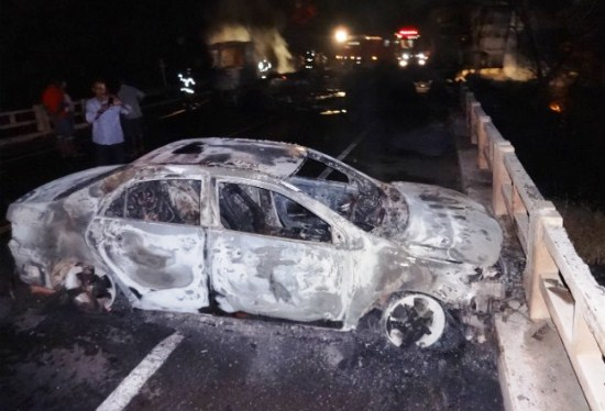 Bandidos tentam assaltar carro forte na BR 242 e na fuga incendeiam veículos