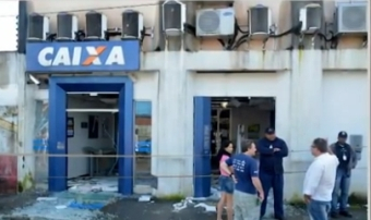 Bandidos invadem banco, explodem caixas e incendeiam carro em São Francisco do Conde