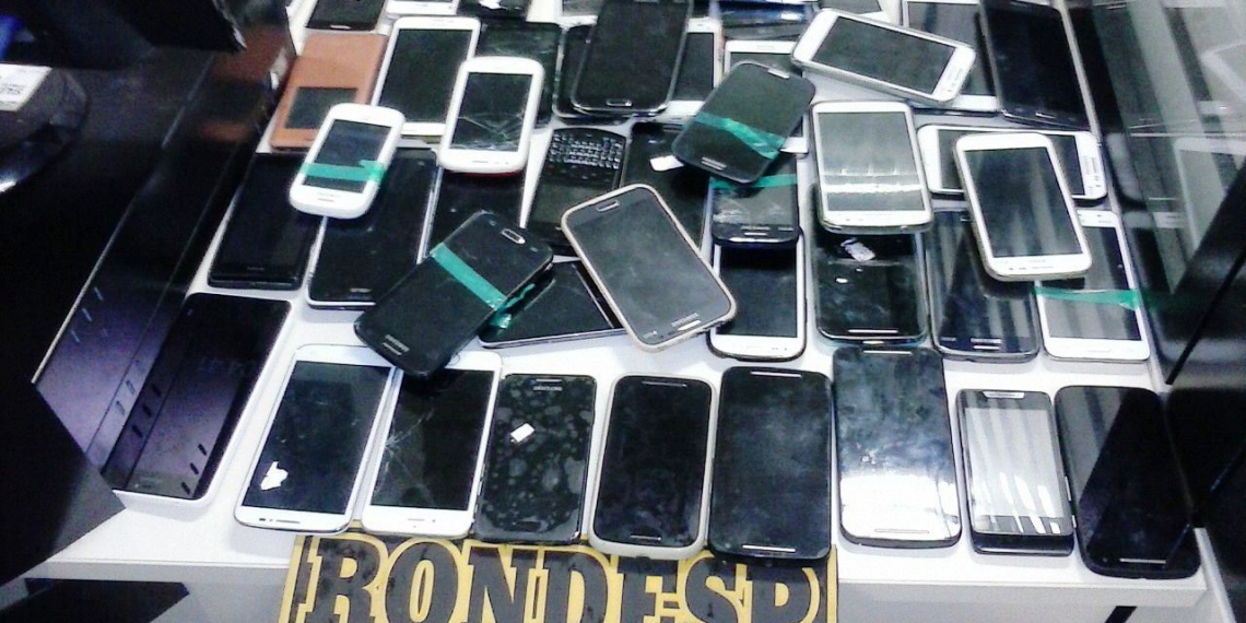 Policia Militar aborda veículo suspeito e encontra 48 aparelhos celulares roubados em Coité