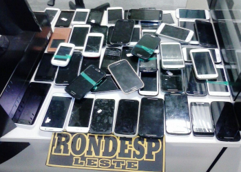 Policia Militar aborda veículo suspeito e encontra 48 aparelhos celulares roubados em Coité