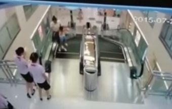 Mulher morre em escada rolante, mas salva filho na última hora; veja vídeo