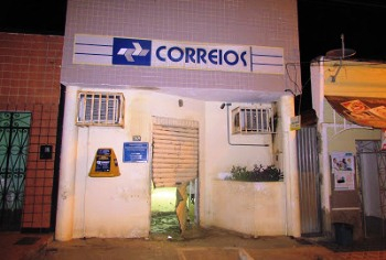 Bandidos explodem Banco do Brasil e agência dos Correios de Adustina-BA