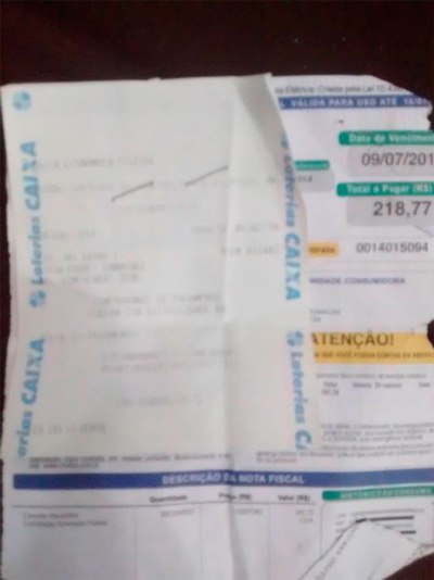 Casal acha boleto com R$ 220 na rua, paga conta de idosa e posta em rede social
