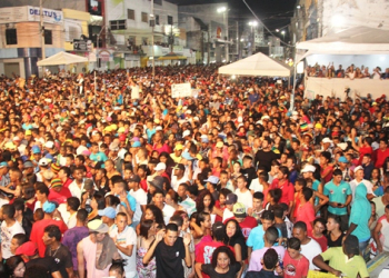 Coité – Multidão lota Praça do Mercado para curtir primeiro dia da festa de emancipação