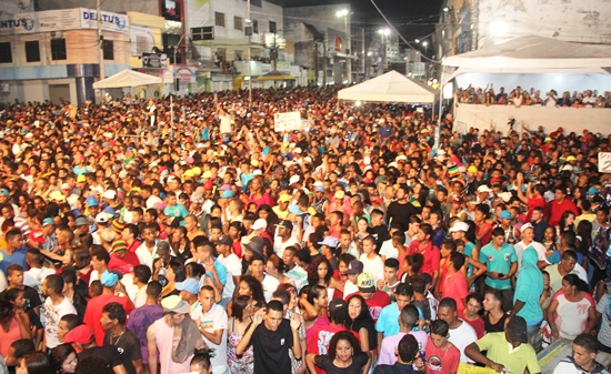 Coité – Multidão lota Praça do Mercado para curtir primeiro dia da festa de emancipação