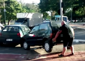 Revoltado com veículo estacionado em ciclovia, homem remove carro sozinho; assista