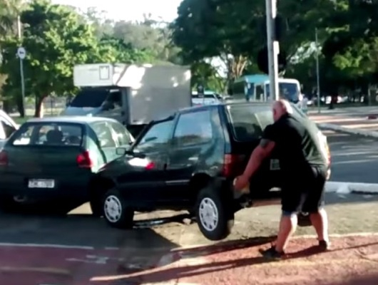 Revoltado com veículo estacionado em ciclovia, homem remove carro sozinho; assista
