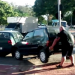 Revoltado com veículo estacionado em ciclovia, homem remove carro sozinho; assista
