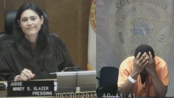 Acusado de roubo chora ao reconhecer juíza como sua amiga de infância; vídeo