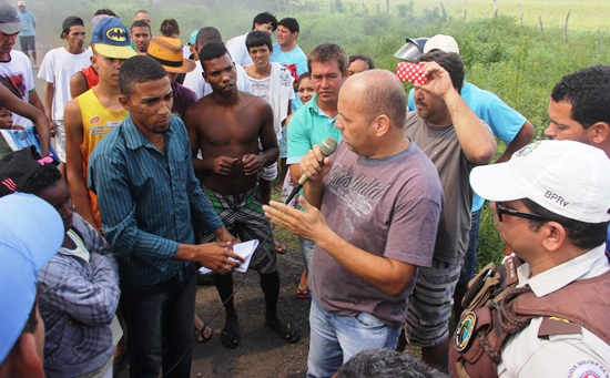 Ivaldo Araújo interferiu na proposta do comandante e o presidente aceitou a proposta de abrir parte da rodovia enquanto se reunia com o prefeito uma comissão do bairro. 