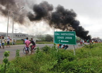 Coité I – Moradores da Cidade Jardim interditam rodovia para pedir redutores de velocidade e contorno de acesso ao bairro