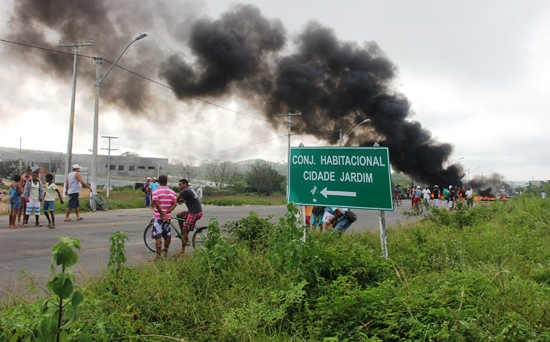 Coité I – Moradores da Cidade Jardim interditam rodovia para pedir redutores de velocidade e contorno de acesso ao bairro