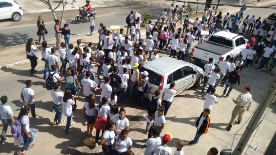 16 BPM/Serrinha recebe aplausos de escola pública